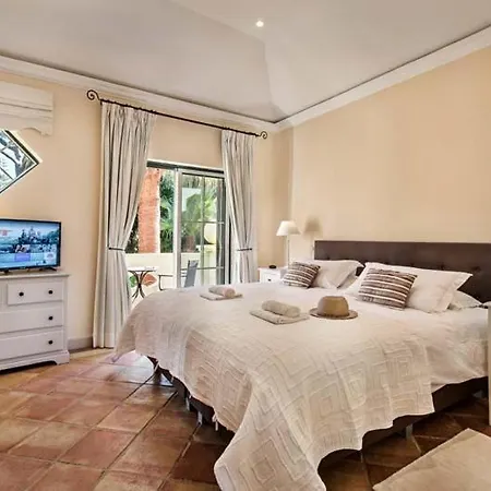 Sleeps 4 With Pool Air Con And Wifi Villa Quinta do Lago